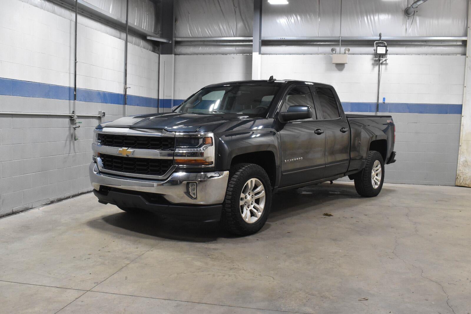 Used 2017 Chevrolet Silverado 1500 LT with VIN 1GCVKREC5HZ173902 for sale in Monroe, MI