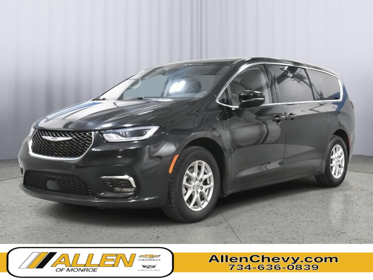 2023 Chrysler Pacifica Touring L's photo