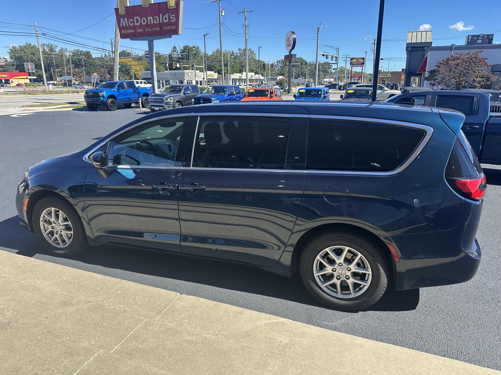 2025 Chrysler Pacifica Select